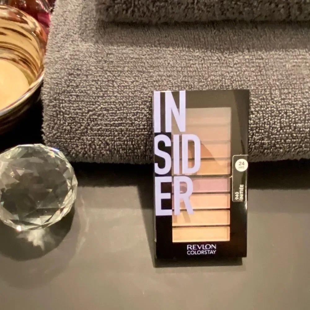 Revlon Colorstay Insider Looks Books Eye Shadow Palette #940 Initiee